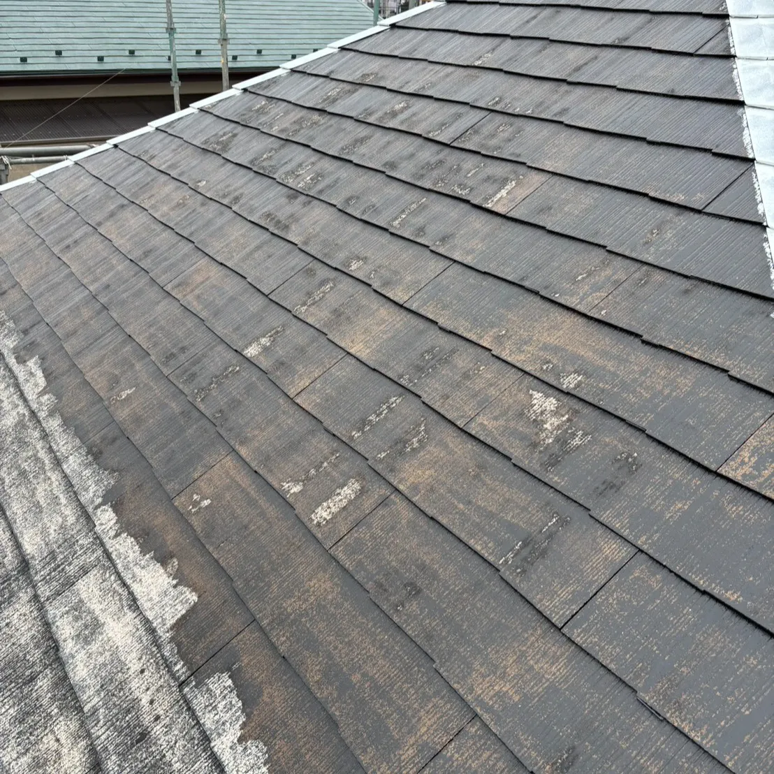 本日は、屋根のコロニアル部分に対するファイン浸透シーラーの塗...