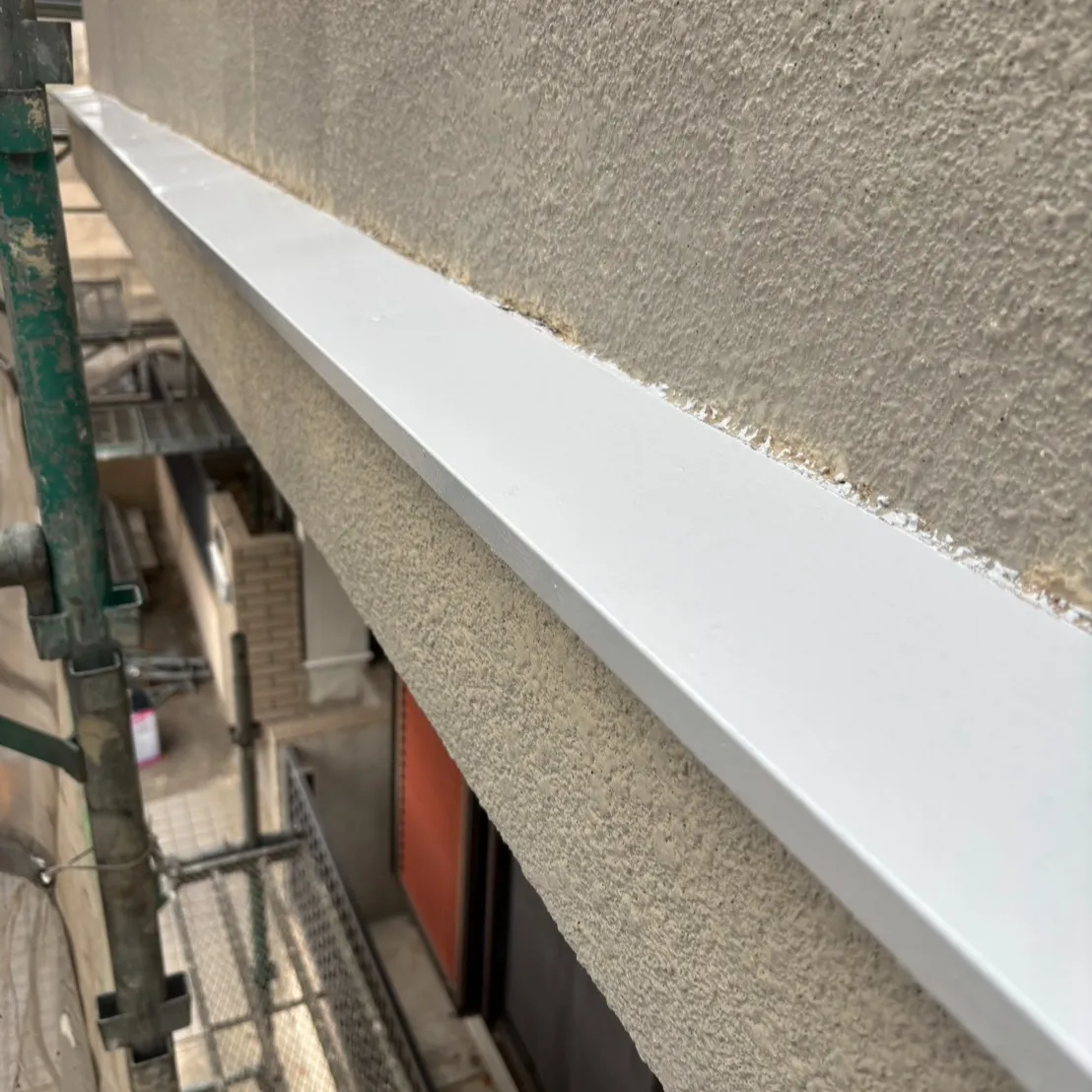 本日は、屋根のコロニアル部分に対するファイン浸透シーラーの塗...