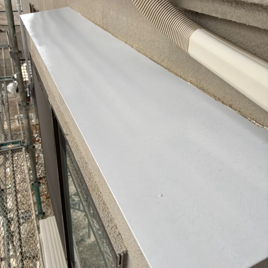 本日は、屋根のコロニアル部分に対するファイン浸透シーラーの塗...