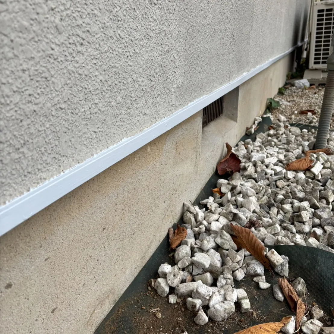 本日は、屋根のコロニアル部分に対するファイン浸透シーラーの塗...