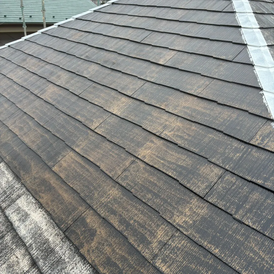 本日は、屋根のコロニアル部分に対するファイン浸透シーラーの塗...