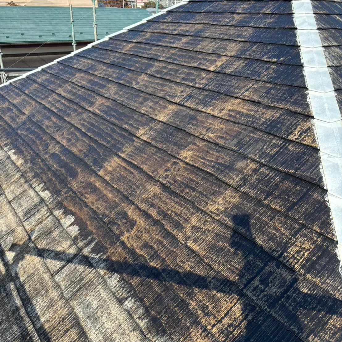 今日は屋根のコロニアル部分にファイン浸透シーラーを用いて塗装...