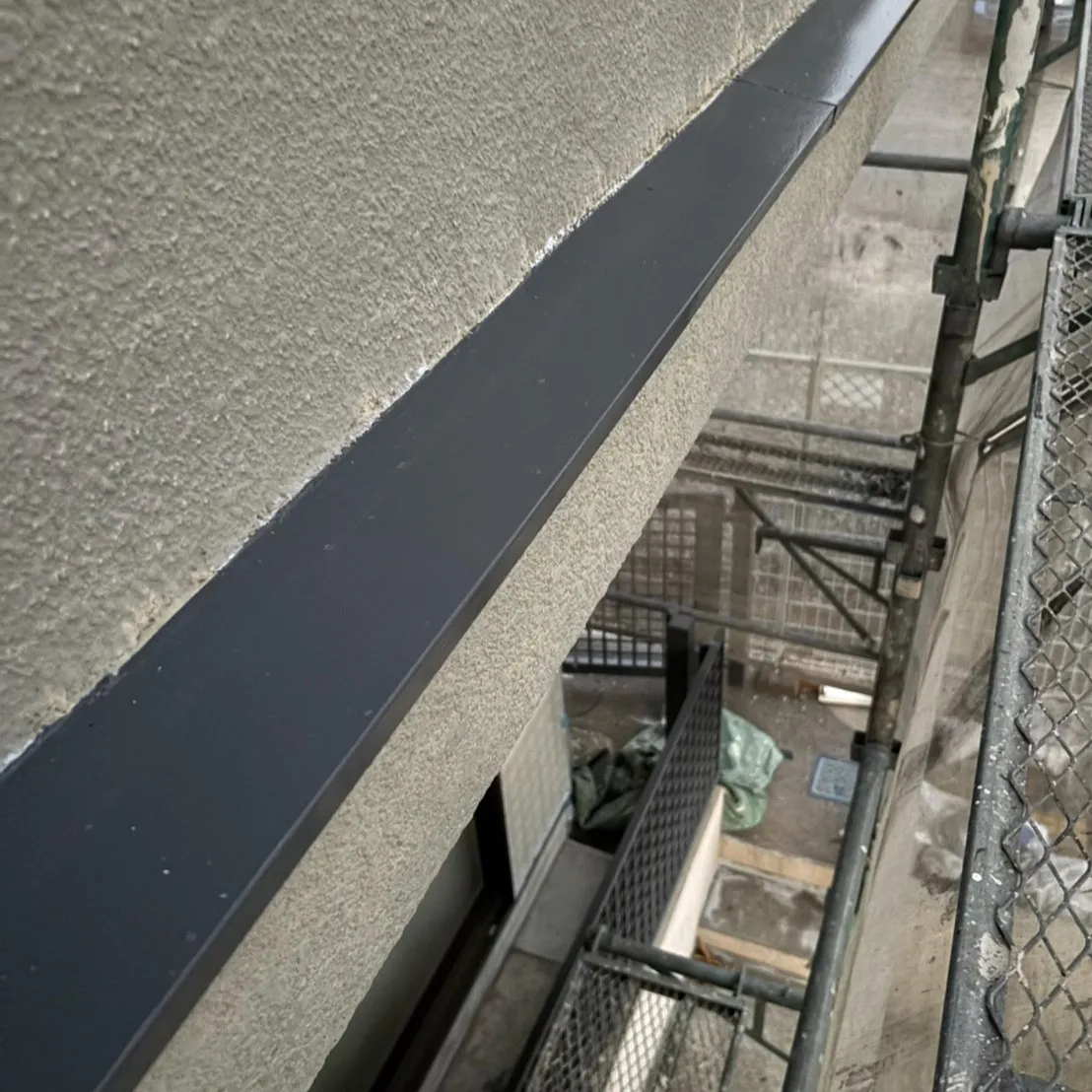 今日は屋根のコロニアル部分にファイン浸透シーラーを用いて塗装...