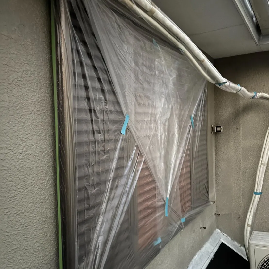 今日は屋根のコロニアル部分にファイン浸透シーラーを用いて塗装...