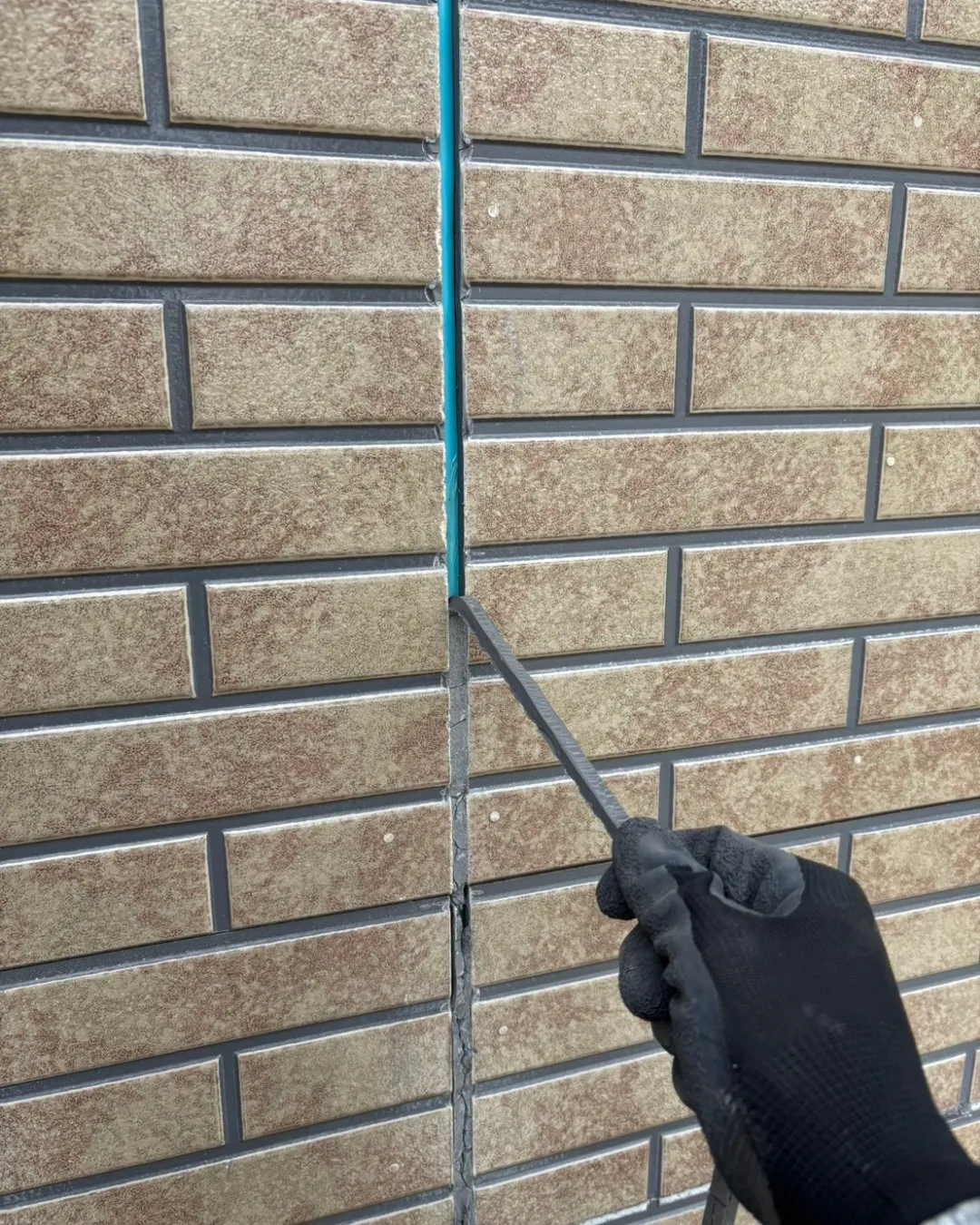 今日は外壁のサイディングのコーキング撤去を行い、コーキング打...