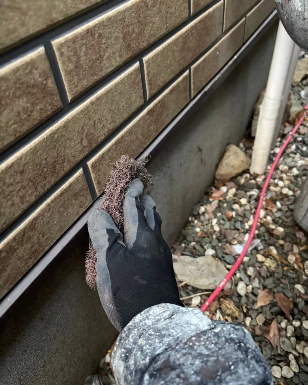 今日は外壁のサイディングのコーキング撤去を行い、コーキング打...