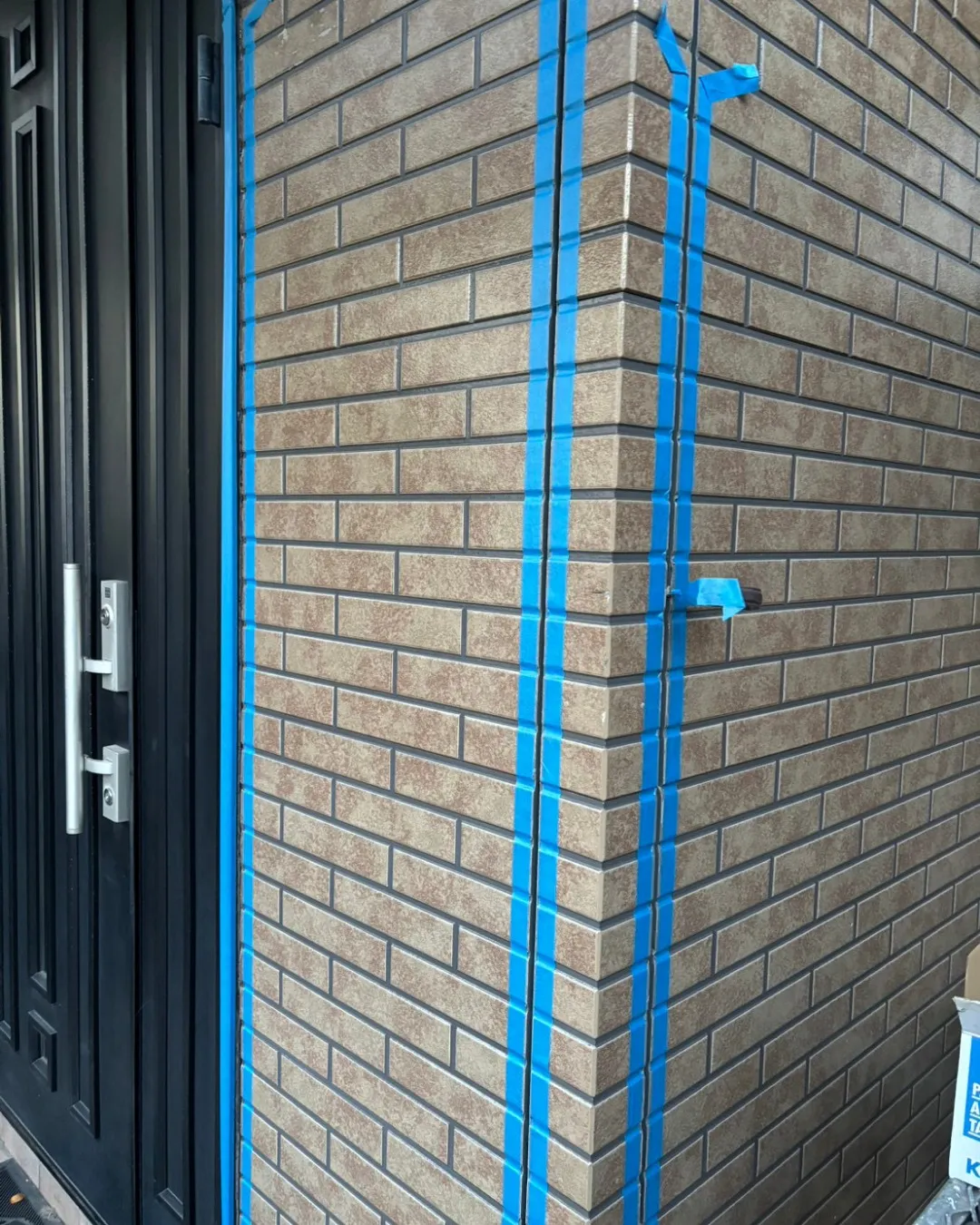 今日は外壁のサイディングのコーキング撤去を行い、コーキング打...