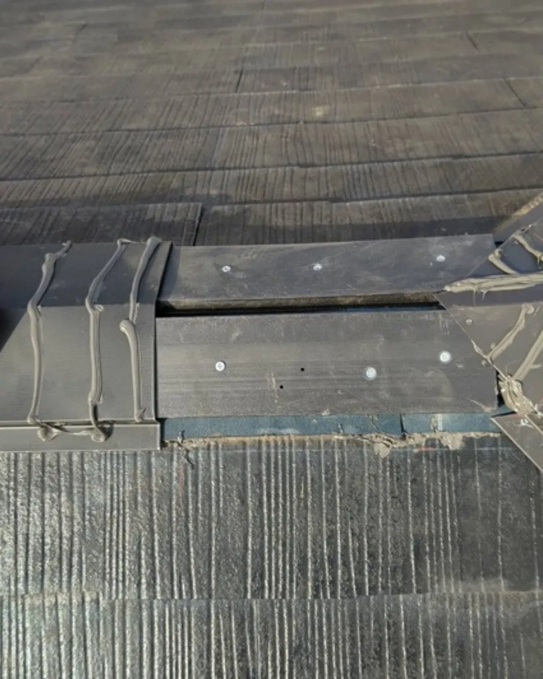 ー松戸市A様邸棟トタン交換(屋根棟板金交換工事)-