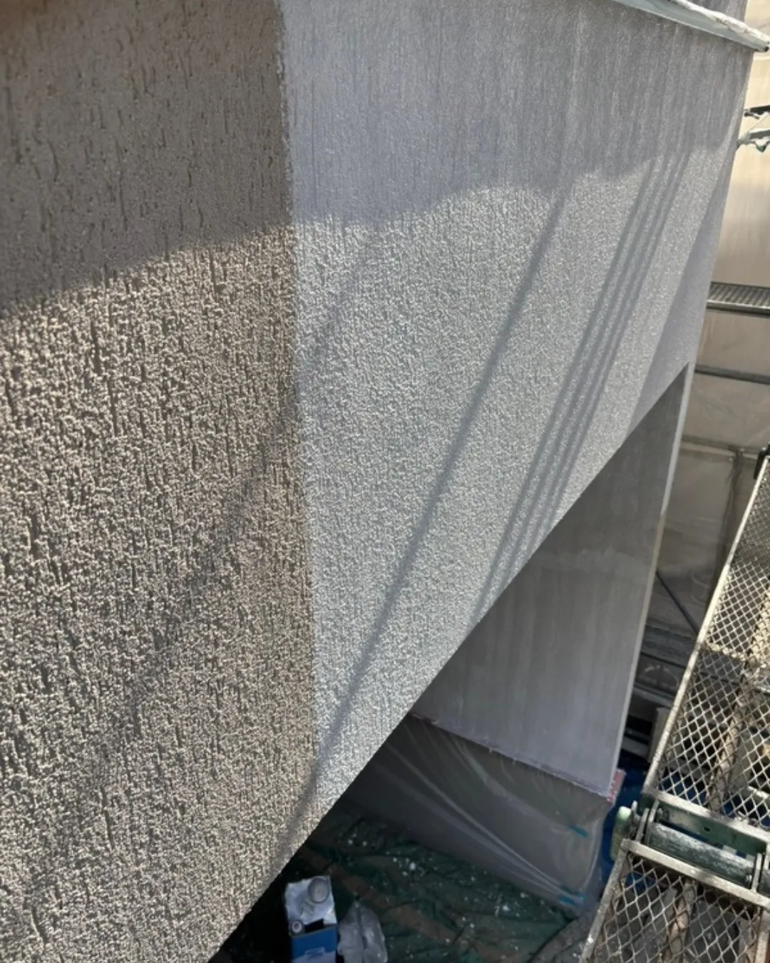 ー市川市O様邸屋根・外壁下地強化塗装作業（屋根・外壁塗装工事...