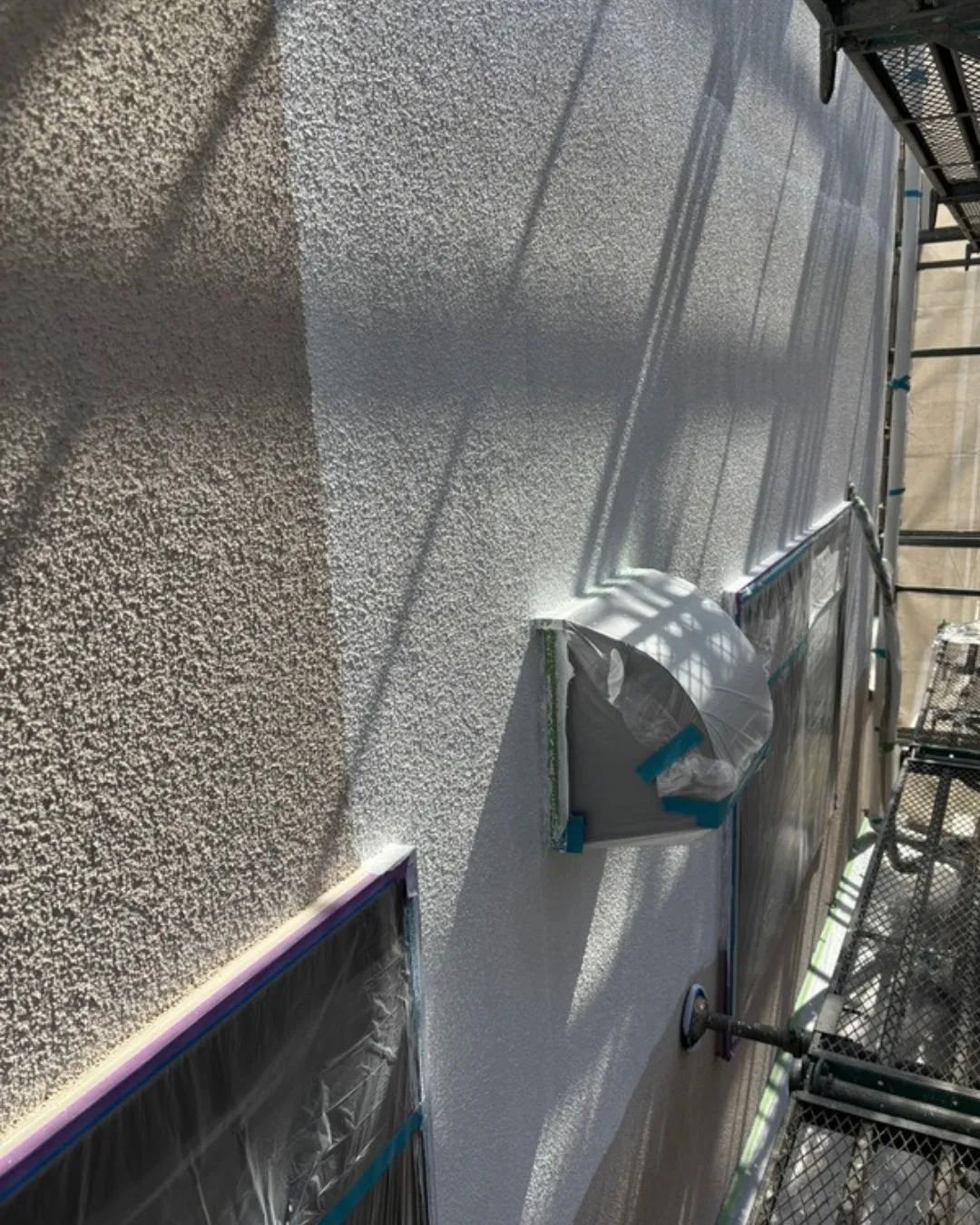 ー市川市O様邸屋根・外壁下地強化塗装作業（屋根・外壁塗装工事...