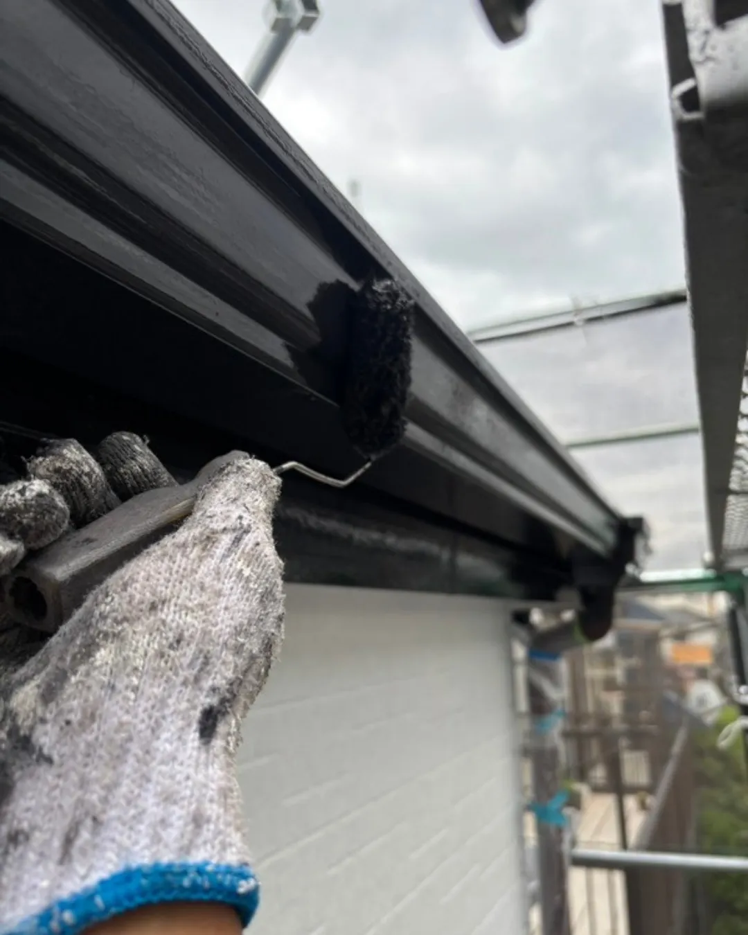 雨がやんだ午後から、先日中止した軒樋の作業を再開しました。