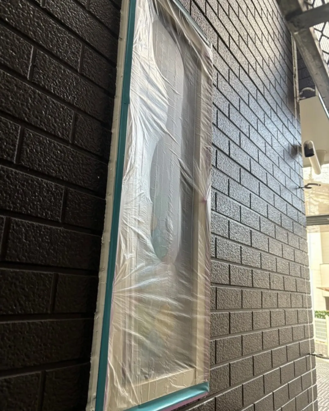 本日はS様邸の下屋根の上塗りを完了し、塗装作業のすべてが終了...